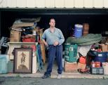 David Vitone az Észak-Texasban élő szüleihez elköltözött felesége, Lisa Bishop tárgyaival megtöltött garázs előtt.  Akron, OH, 2013